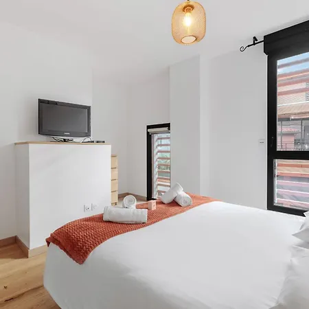 Modern Townhouse With Parking בית נופש