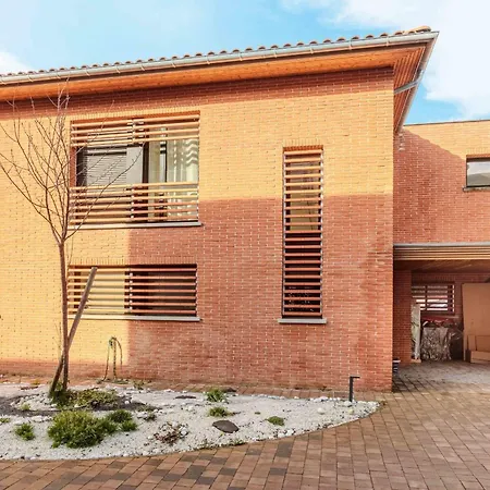 Modern Townhouse With Parking * טולוז
